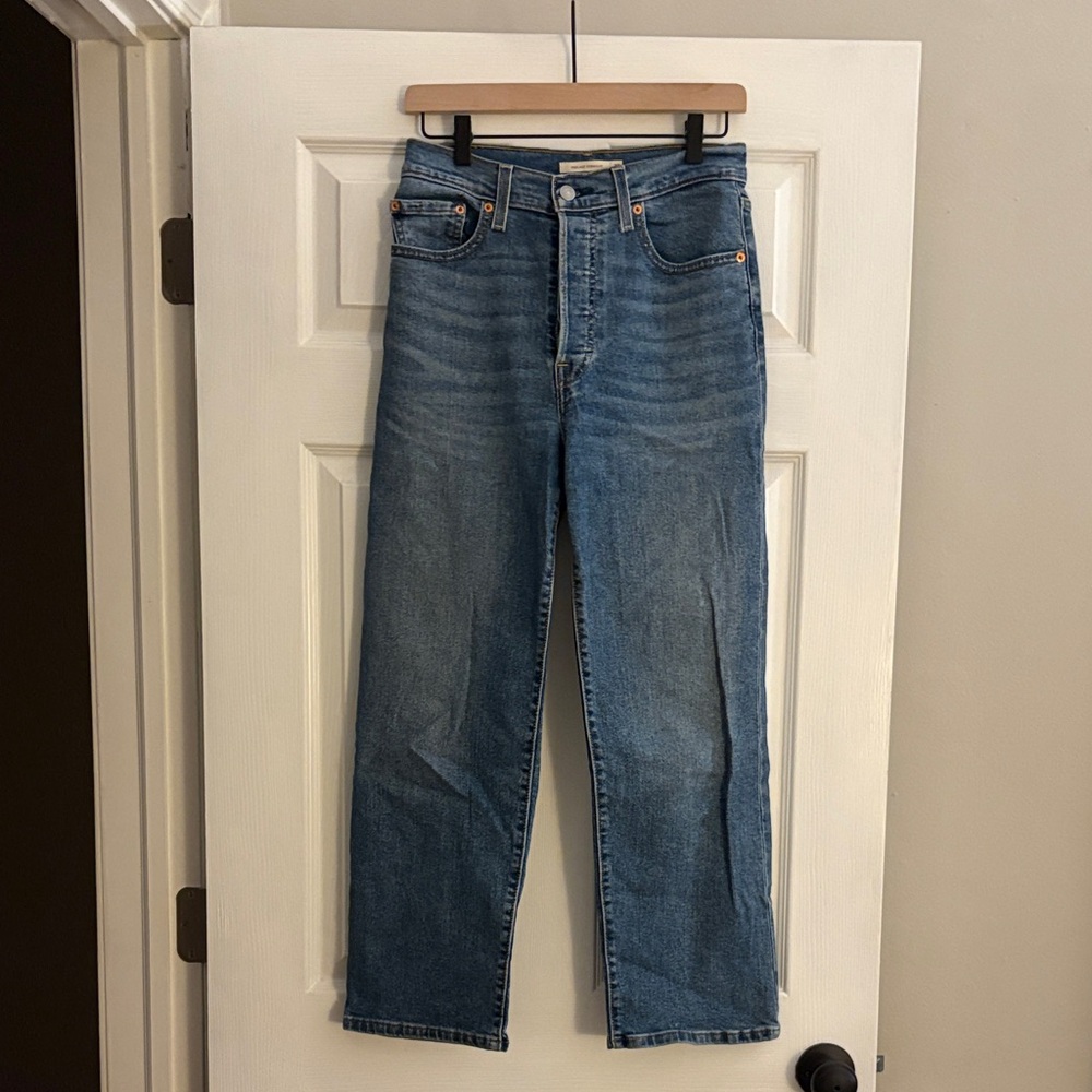 Levi’s Ribcage Straight Medium Wash Jeans